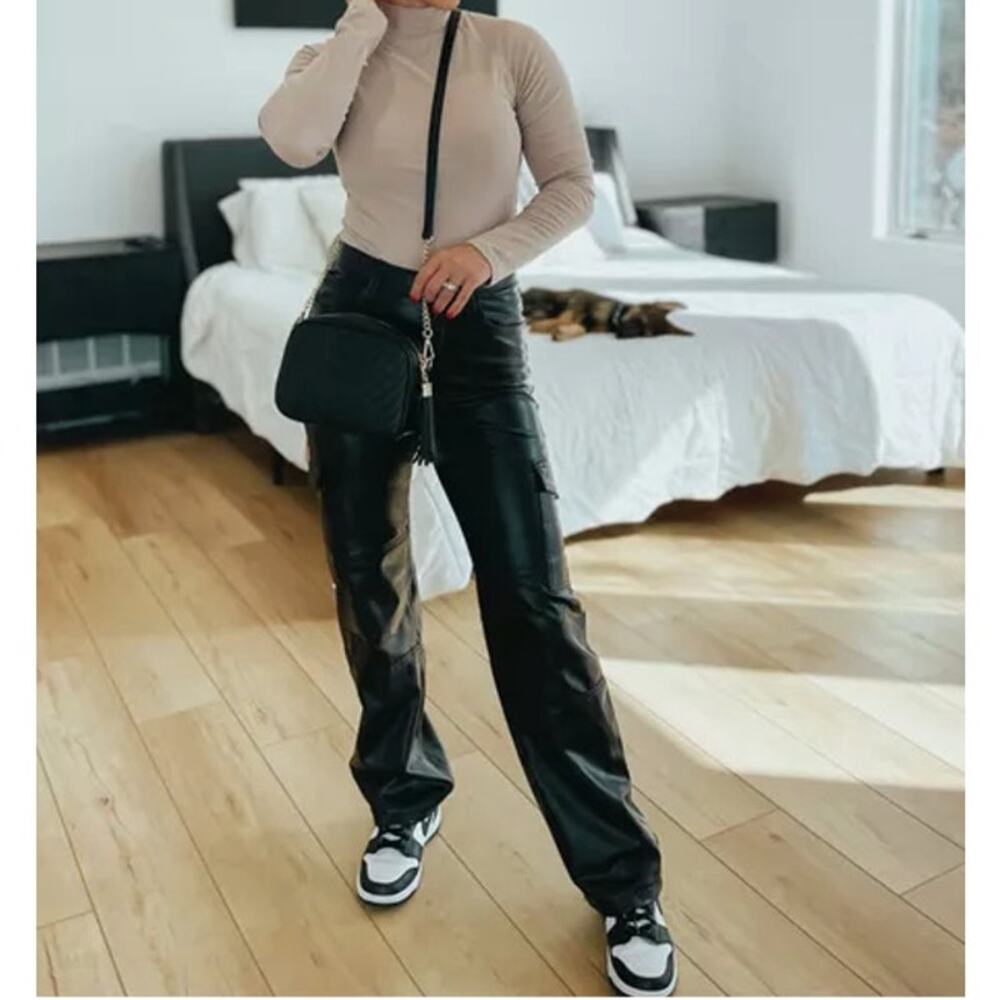 Abercrombie 90s Relaxed High Rise Cargo Jean Pant Vegan Faux Leather 10 / 30